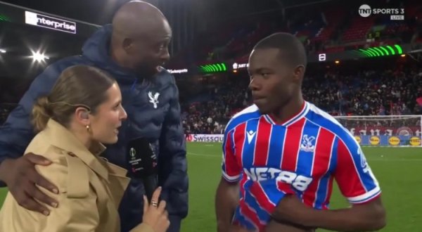 股票配资首选 根本不放手！水晶宫前锋马特塔赛后手搂女主持人引热议